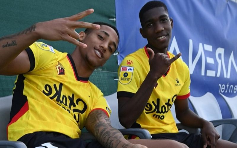 Màu áo thi đấu vàng đen của Watford thể hiện sự năng động và mạnh mẽ