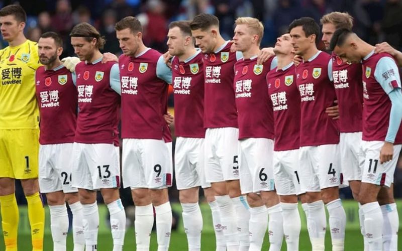 Đội hình Burnley gồm các cầu thủ tài năng, dẫn dắt bởi huấn luyện viên giàu kinh nghiệm